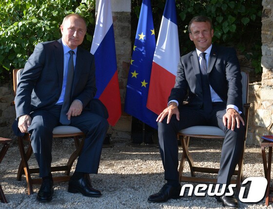 19일 프랑스 남부에서 만난 블라디미르 푸틴 러시아 대통령(왼쪽)과 에마뉘엘 마크롱 프랑스 대통령. © 로이터=뉴스1