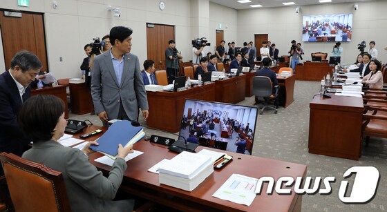 20일 서울 여의도 국회에서 열린 교육위원회 전체회의에서 여야 의원들이 언쟁을 하고 있다. © News1 이종덕 기자