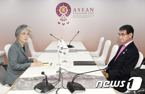 강경화 외교부 장관(왼쪽)과 고노 다로 일본 외무상이 지난 1일 태국 방콕에서 열린 아세안 관련 외교장관회의 참석을 계기로 양자회담을 하고 있다. © 로이터=뉴스1