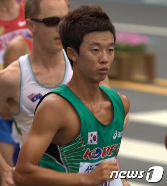 2011대구세계육상선수권대회 남자 20km 경보에서 역주하는 김현섭.(대한육상연맹 제공)© 뉴스1