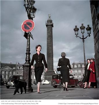 로버트 카파, '뉴룩' 스타일 롱 스커트를 입고 있는 디올 모델, 파리, 프랑스, 1948ⓒ Robert Capa ⓒ International Center of Photography/Magnum Photos© 뉴스1