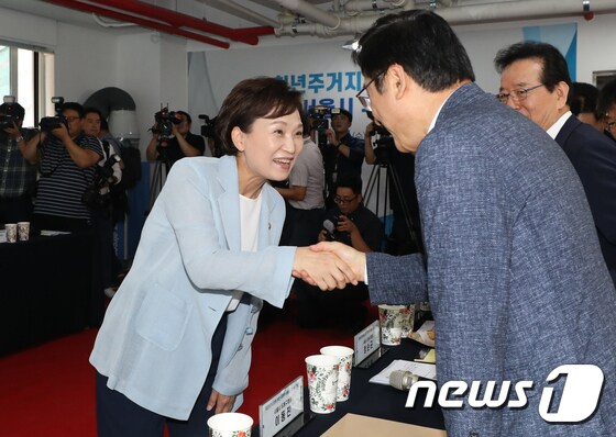 구청장들과 만난 김현미 장관 '청년주거지원 함께'