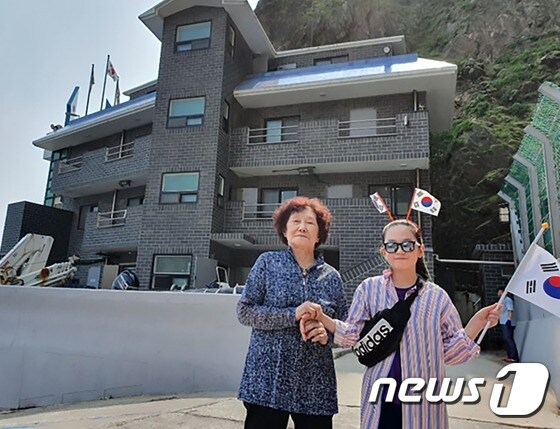 우리 땅 독도 이장이었던 고 김성도 씨의 부인 김신열씨(81)가 지난 19일 딸과 함께 독도를 찾았다.(독도관리사무소제공) 2019.8.21/© 뉴스1