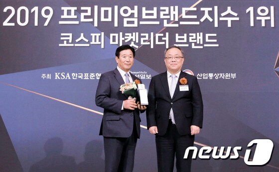에몬스가구 김경수 회장(왼쪽)이 이상진 표준협회 회장으로부터 인증패를 수여받고 기념사진을 촬영하고 있다.(에몬스가구 제공)© 뉴스1