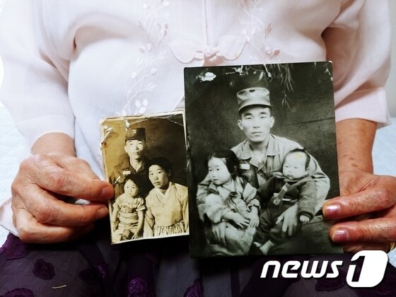실종아동 전영숙씨의 어머니 차순금씨가 가족 사진을 들고 있다.  전영숙씨(왼쪽)는 1966년 초 강원도 원주역 앞에서 실종됐다. © 뉴스1 온다예 기자