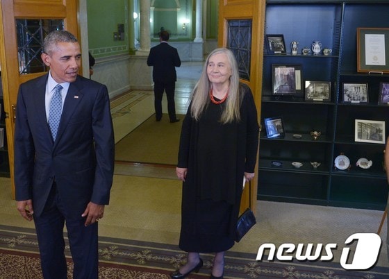 2015년 인터뷰를 위해 미국 소설가 마릴린 로빈슨을 만나는 버락 오바마 당시 미국 대통령(왼쪽)  © AFP=뉴스1
