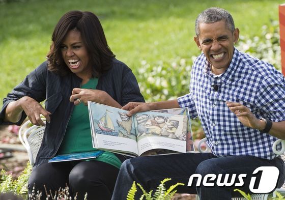 어린이들 앞에서 그림책을 구연하는 버락 오바마 전 미국 대통령(오른쪽) © AFP=뉴스1