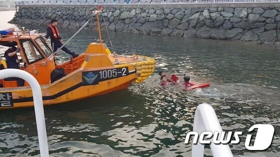 통영해경 구조대가 여자친구와 헤어져 바다에 몸을 던진 10대를 구조하고 있다.(통영해경 제공)2019.8.23.© 뉴스1