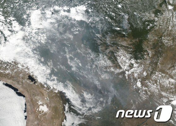 22일(현지시간) 위성사진으로 본 브라질 아마존 열대우림 화재 상황. 시커먼 연기가 하늘을 뒤덮고 있다.  © AFP=뉴스1
