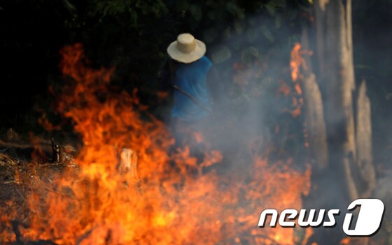 브라질의 한 농장주가 농장 개발을 위해 아마존 우림에 불을 놓고 있다. <자료사진> © 로이터=뉴스1