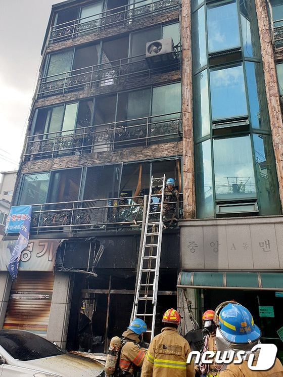 경기 부천시 괴안동의 한 5층짜리 다가구 주택 건물 1층에서 화재가 발생했다.(경기부천소방서제공)© 뉴스1