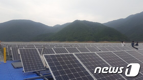 충북 제천 청풍호 수상 태양광 발전소. © 뉴스1