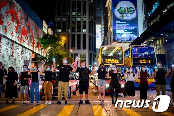 홍콩 시위대가 인간 띠 잇기 시위를 펼치고 있다. © AFP=뉴스1