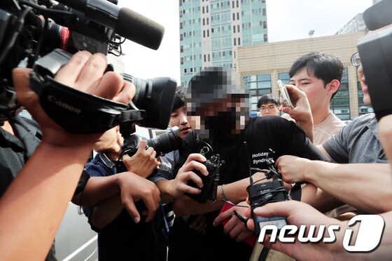 조사 마치고 경찰서 나서는 '日 여성 폭행' 한국인 남성