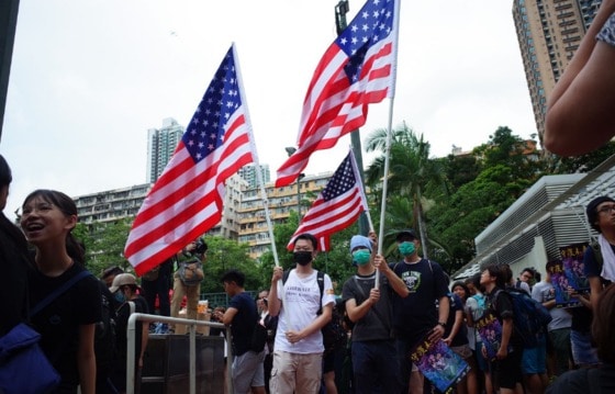 홍콩의 일부 시위대가 성조기를 들고 시위에 참여하고 있다 - WSJ 갈무리