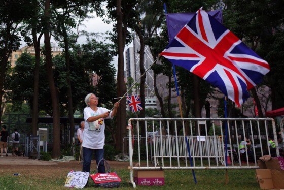 시위 첫날인 6월 9일 한 할머니가 빅토리아 공원에서 영국 국기인 유니언잭을 흔들고 있다. - SCMP 갈무리