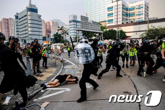 홍콩 경찰이 24일 송환법 반대를 촉구하는 시위대를 무력으로 진압하고 있다. © AFP=뉴스1 © News1 송원영 기자