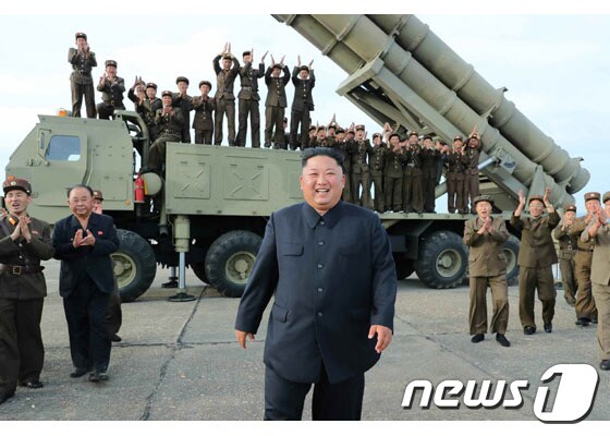 북한이 24일 함경남도 선덕 일대에서 발사한 발사체에 대해 새로 연구개발한 초대형 방사포라며 김정은 국무위원장의 지도 하에 시험사격이 성공적으로 진행됐다고 25일 밝혔다. (노동신문)© 뉴스1
