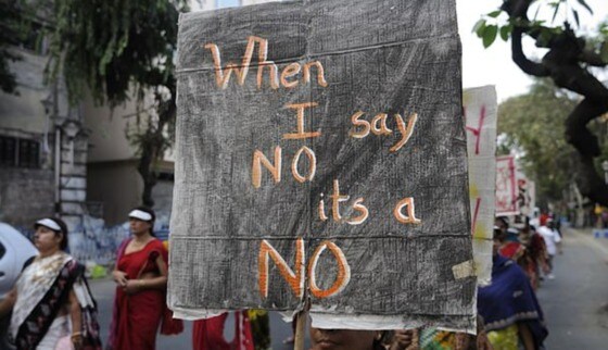 유아 성폭행을 예방하자는 캠페인을 벌이고 있는 인도 여성들 - BBC 화면 갈무리