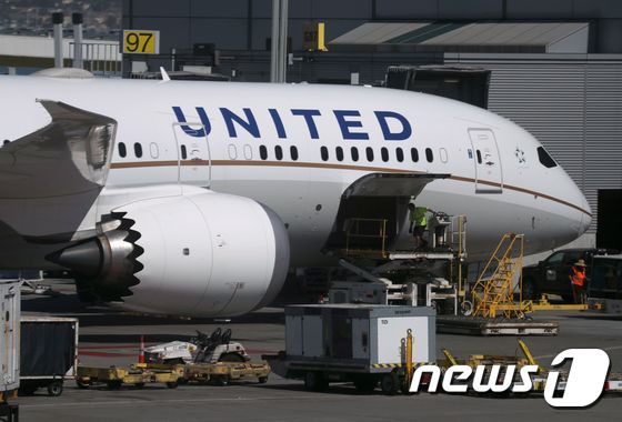 지난 4월24일(현지시간) 미국 캘리포니아 샌프란시스코 국제공항 터미널에 주차된 유나이티드 항공 보잉 787 드림라이너. © AFP=뉴스1
