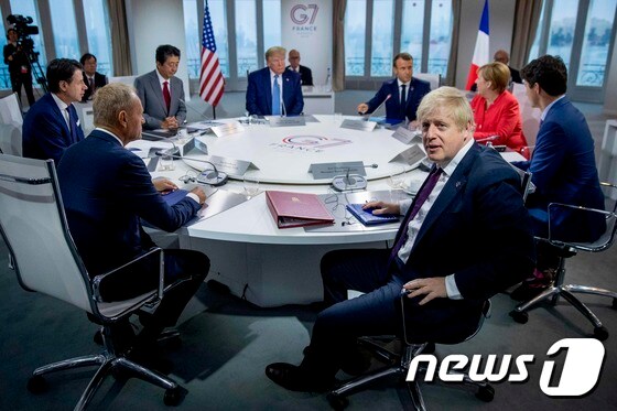 2019년 8월 G7 정상들과 도날트 투스크 EU 정상회의 상임의장이 프랑스 비아리츠에서 국제 경제와 무역, 안보 아젠다 관련 회의를 하고 있다. © AFP=뉴스1  