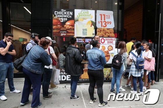 지난 23일(현지시간) 파파이스 미국 뉴욕 매장 밖에 사람들이 치킨 샌드위치를 먹기 위해 길게 줄을 서 있다. © 로이터=뉴스1
