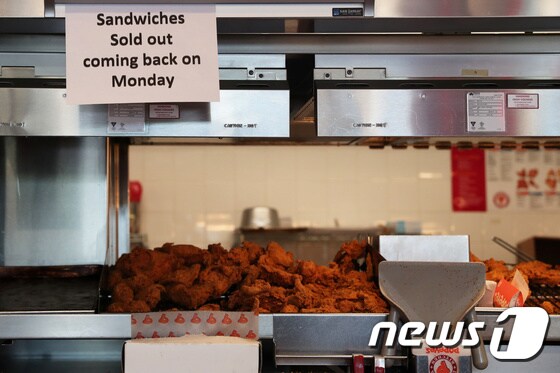 지난 23일(현지시간) 파파이스 미국 뉴욕 매장에 '샌드위치는 매진됐습니다 월요일에 판매를 재개합니다'는 공지문이 붙어있다. © 로이터=뉴스1