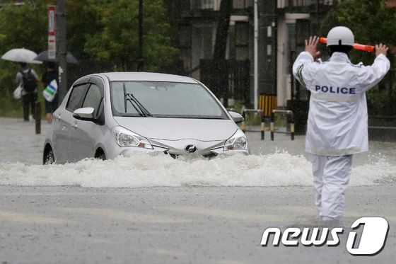28일 (현지시간) 일본 규슈지역 사가현에 기록적인 폭우가 쏟아져 물에 잠긴 자동차의 모습이 보인다. © AFP=뉴스1 © News1 우동명 기자