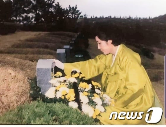 1988년 2월25일 광주 북구 망월동 구묘역에서 노태우 전 대통령의 부인인 김옥순 여사가 이한열 열사의 묘역 앞에서 참배하고 있는 모습.(독자제공) 2019.8.29/뉴스1 © News1