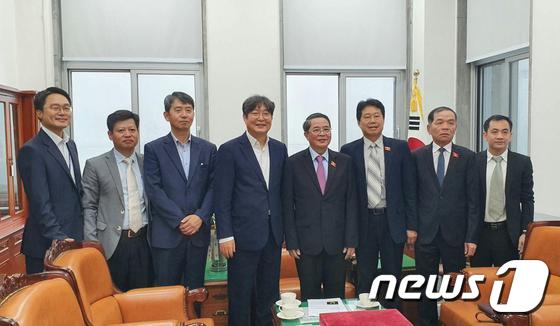 28일 한국을 공식 방문 중인 응웬 득 하이(NGUYEN DUC HAI. 사진 오른쪽에서 4번째) 베트남 국회 재정예산위원장이 이춘석 국회 기획재정위원장(전북 익산갑. 왼쪽에서 4번째)을 예방하고 있다.(의원실제공)2019.8.29/뉴스1