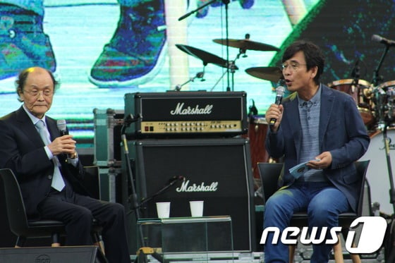 유시민 노무현재단 이사장과 조정래 작가가 31일 경남 김해 봉하마을에서 열린 봉하음악회에서 대담하고 있다.© 뉴스1