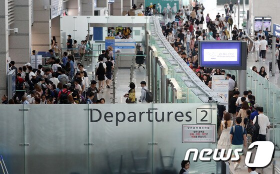 여름 휴가철을 맞아 붐비는 모습의 인천국제공항 출국장 모습(뉴스1DB)/뉴스1 © News1