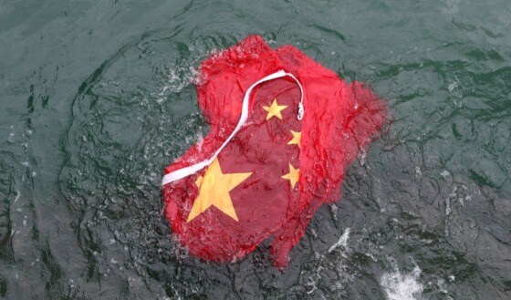 지난 3일 시위대가 국기게양대에서 끌어내린 오성홍기를 바다에 던져 버렸다 - SCMP 갈무리