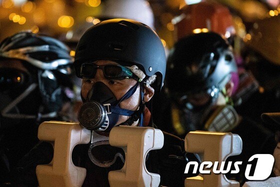 시위대가 헬멧과 방독면을 쓰고 시위에 참가하는 모습. © AFP=뉴스1 © News1 우동명 기자