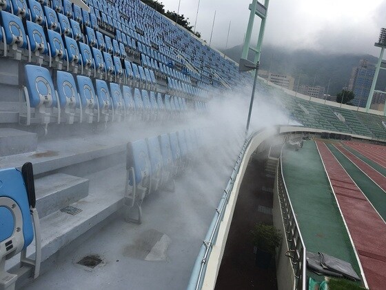 부산 아이파크가 팬들을 위해 '쿨링 포그'를 설치했다. (부산 아이파크 제공) © 뉴스1