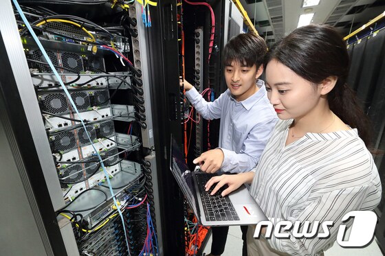 서울 양천구 목동 IDC센터에서 직원들이 KT 금융 클라우드를 둘러보고 있다. (KT 제공) 2019.8.6/뉴스1