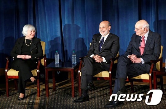 재닛 옐런 연방준비제도(Fed) 전 의장(왼쪽)과 벤 버냉키 전 의장(가운데), 폴 볼커 전 의장(오른쪽) © 로이터=뉴스1
