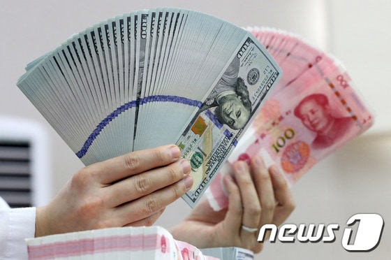 6일 오후 서울 중구 KEB 하나은행 직원이 미국 달러와 중국 위안화를 점검하고 있다. 2019.8.6/뉴스1 © News1 박세연 기자