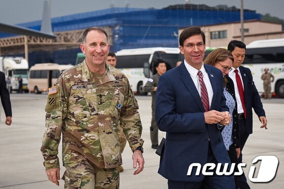마크 에스퍼 미국 국방장관(오른쪽)이 8일 오후 경기 평택 오산 미 공군기지에 도착, 로버트 에이브럼스 주한미군사령관의 영접을 받으며 이동하고 있다. (마크 에스퍼 미 국방장관 트위터) 2019.8.9/뉴스1