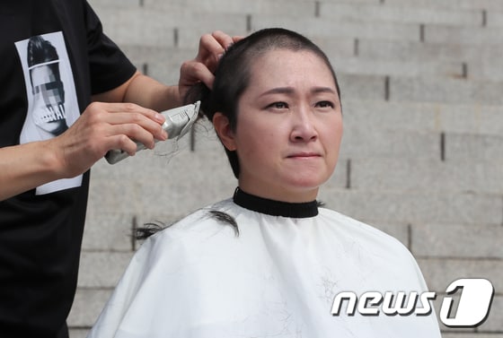 이언주(무소속) 의원이 10일 서울 여의도 국회 본청 계단에서 삭발식을 하고 있다. 2019.9.10/뉴스1 © News1 이종덕 기자