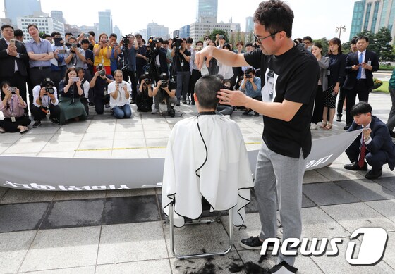 이언주(무소속) 의원이 10일 서울 여의도 국회 본청 계단에서 삭발식을 하고 있다. /뉴스1 © News1 이종덕 기자