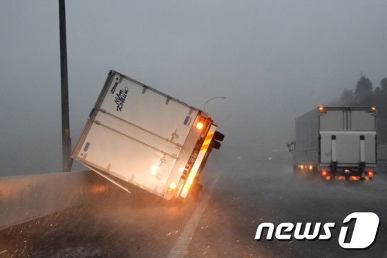 9일 일본 수도권을 강타한 태풍 '파사이'에 고속도로를 달리는 트럭이 전복됐다.. © AFP=뉴스1