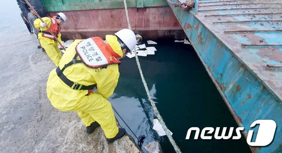 해경이 방제작업을 하고 있다.(인천해양경찰서제공)© 뉴스1