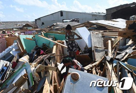 지난 10일 (현지시간) 초강력 허리케인 도리안이 지나간 바하마 마시하버에서 폭삭 무너진 주택의 잔해가 보인다. © AFP=뉴스1 © News1 우동명 기자