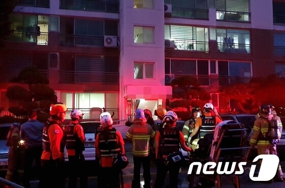 천안의 한 아파트서 화재가 발생해 화재진압을 위해 소방대원들이 준비하고 있다.© 뉴스1