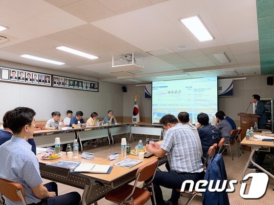 지난 8월에 개최된 와우포구 어촌뉴딜 300사업 지역협의체 회의 모습(한국어촌어항공단 제공)© 뉴스1