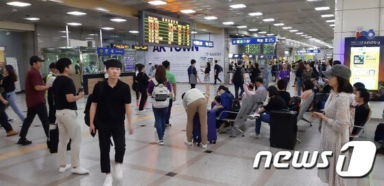 수원역은 자신의 열차를 기다리는 시민들로 북적이고 있다.© 뉴스1 유재규 기자