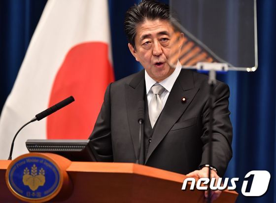 아베 신조 일본 총리가 11일 오후 관저에서 개각 관련 기자회견을 하고 있다. © AFP=뉴스1