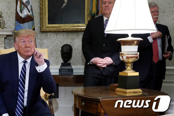 도널드 트럼프 미국 대통령(왼쪽)과 마이크 폼페이오 미 국무장관, 존 볼턴 전 백악관 NSC 보좌관 © 로이터=뉴스1