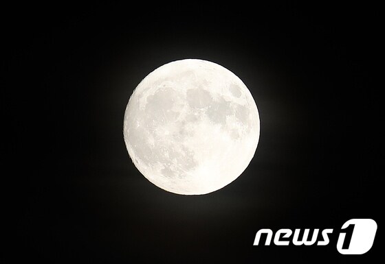 추석인 13일 저녁 서울 도심에서 바라본 하늘에 보름달이 떠있다(자료사진) 2019.9.13/뉴스1 © News1 박세연 기자